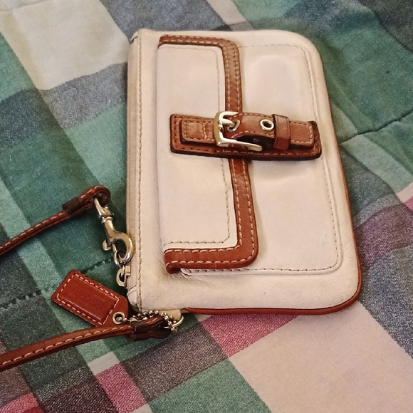 Coach Handbags - COACH White Saddle Leather Wristlet F40873 SWTSD Buckle Flap Clutch